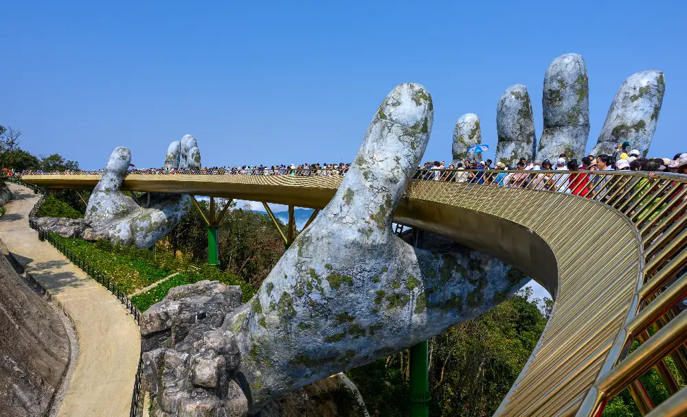 Cảnh quan và không gian của Cầu Vàng tại Đà Nẵng