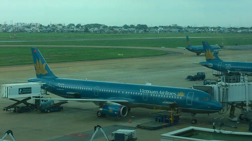 Vietnam Airlines tại Tân Sơn Nhất - Sedan đón tại sảnh