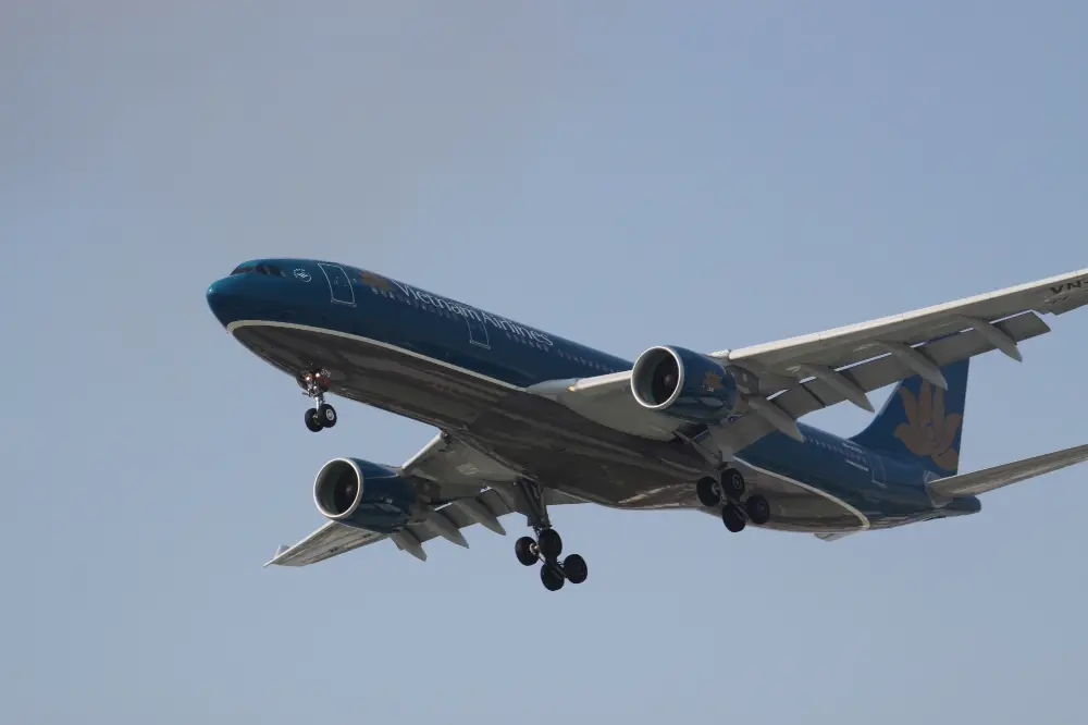 Máy bay Vietnam Airlines tại sân bay - Sedan đón tại sảnh