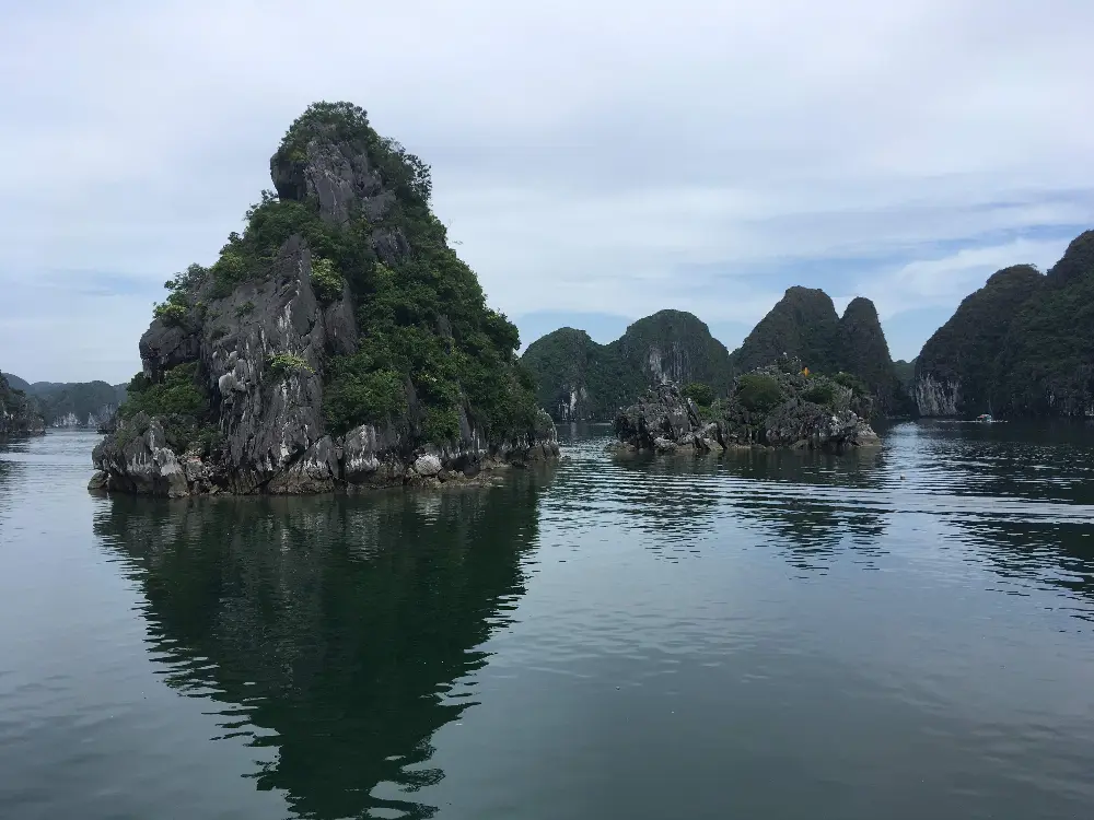 Đi bộ khám phá quanh Vịnh Lan Hạ tại Cát Bà