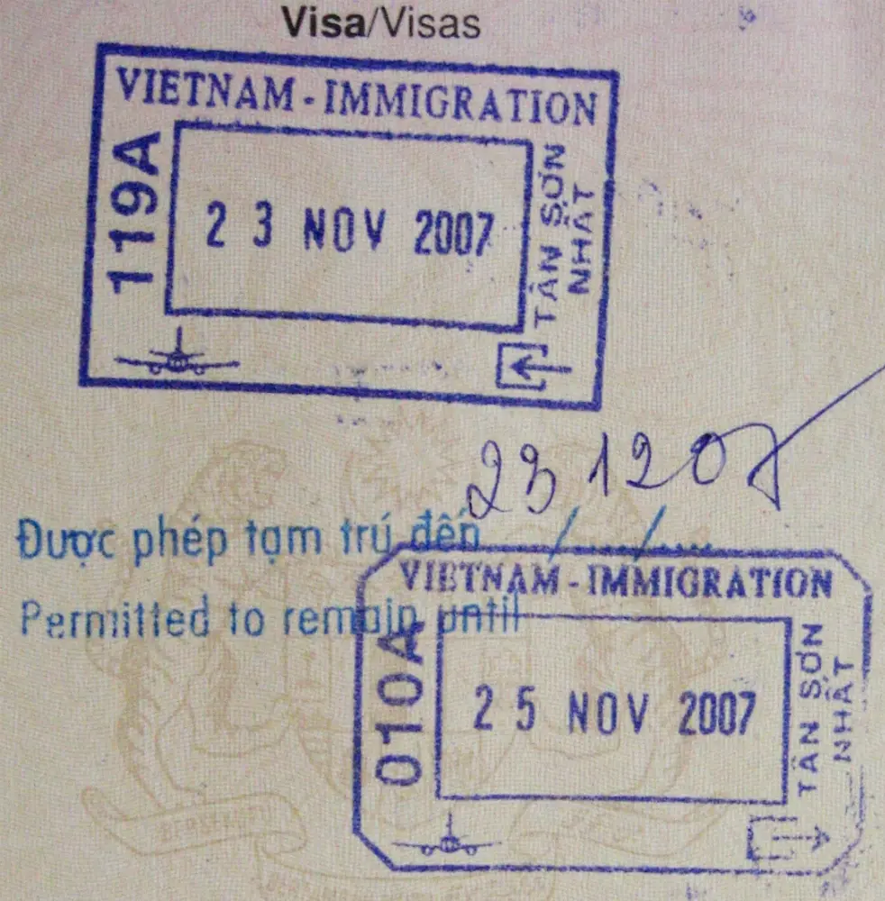 Mặt trước nhà ga Tân Sơn Nhất - Sedan đón tại sảnh