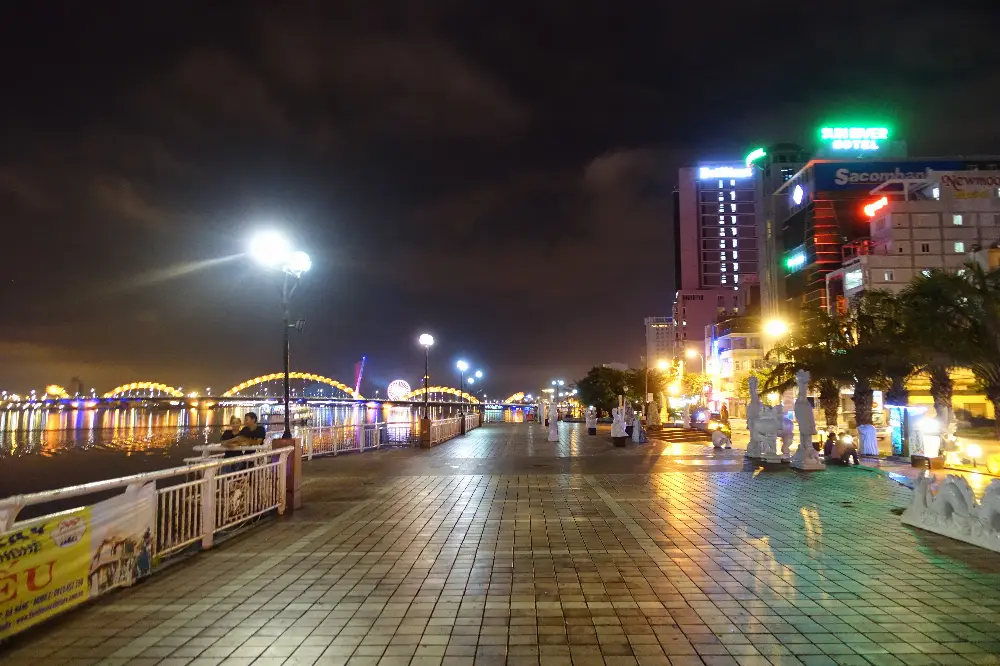 Đi bộ khám phá quanh Sông Hàn tại Đà Nẵng