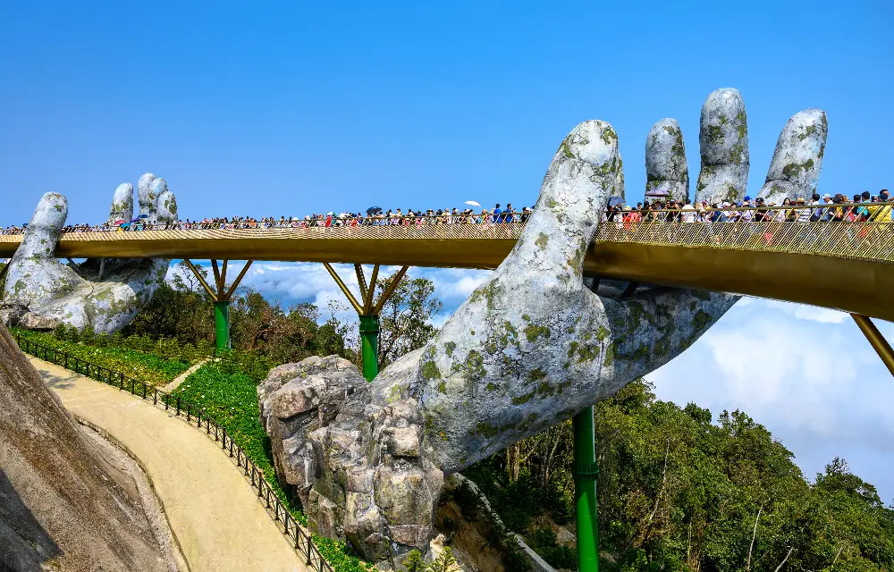 Câu chuyện địa phương tại Cầu Vàng tại Đà Nẵng