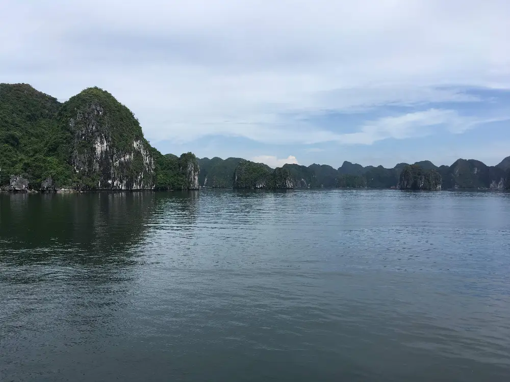 Khám phá chi tiết đặc trưng của Vịnh Lan Hạ tại Cát Bà