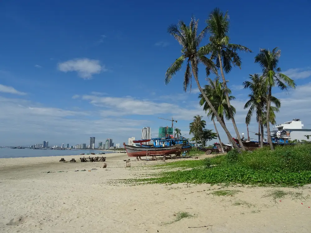 Đi bộ khám phá quanh Bãi biển Mỹ Khê tại Đà Nẵng
