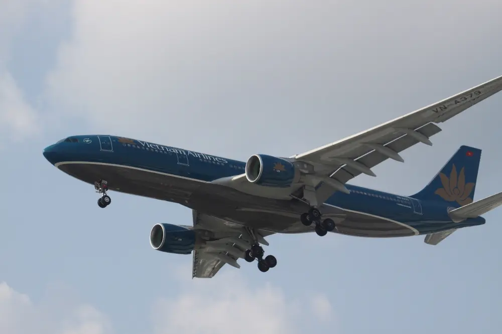 Chuyến bay Vietnam Airlines đến sân bay - Sedan đón tại sảnh