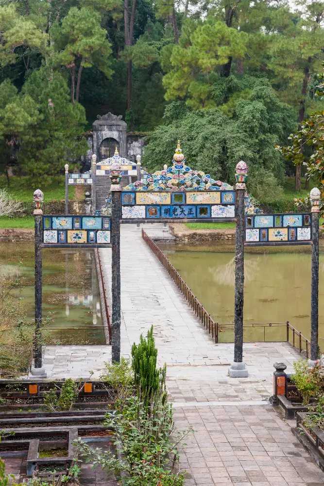 Đi bộ khám phá quanh Lăng Minh Mạng tại Huế