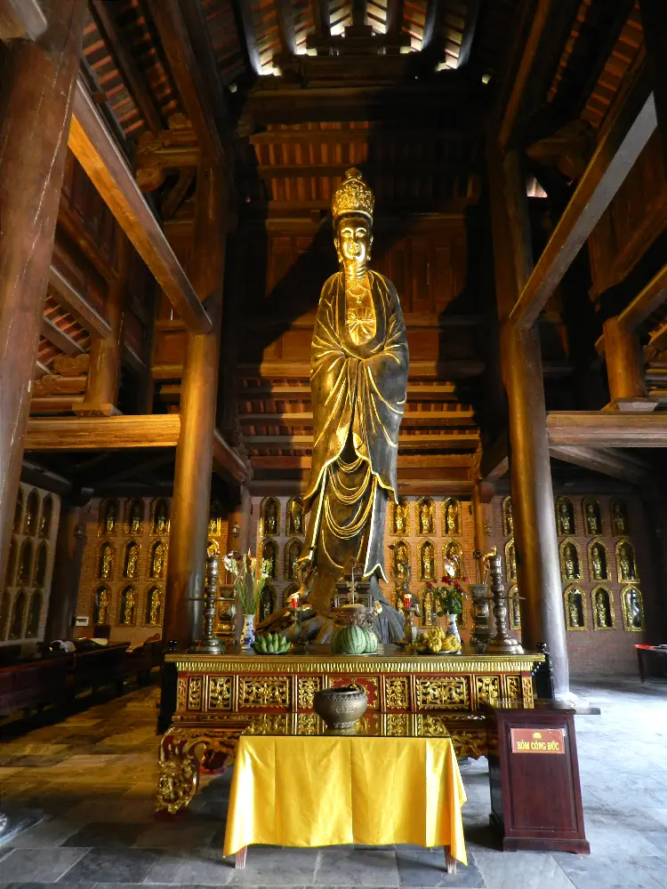 Câu chuyện địa phương tại Chùa Bái Đính tại Ninh Bình
