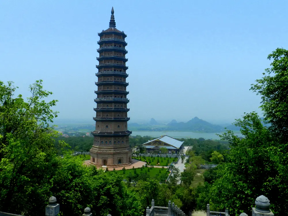 Câu chuyện địa phương tại Chùa Bái Đính tại Ninh Bình