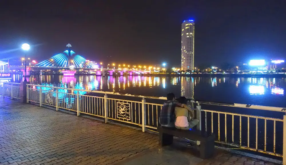 Đi bộ khám phá quanh Sông Hàn tại Đà Nẵng