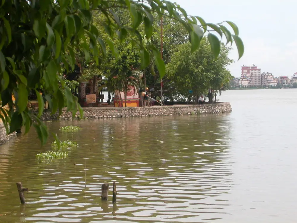 Đi bộ khám phá quanh Hồ Tây tại Hà Nội