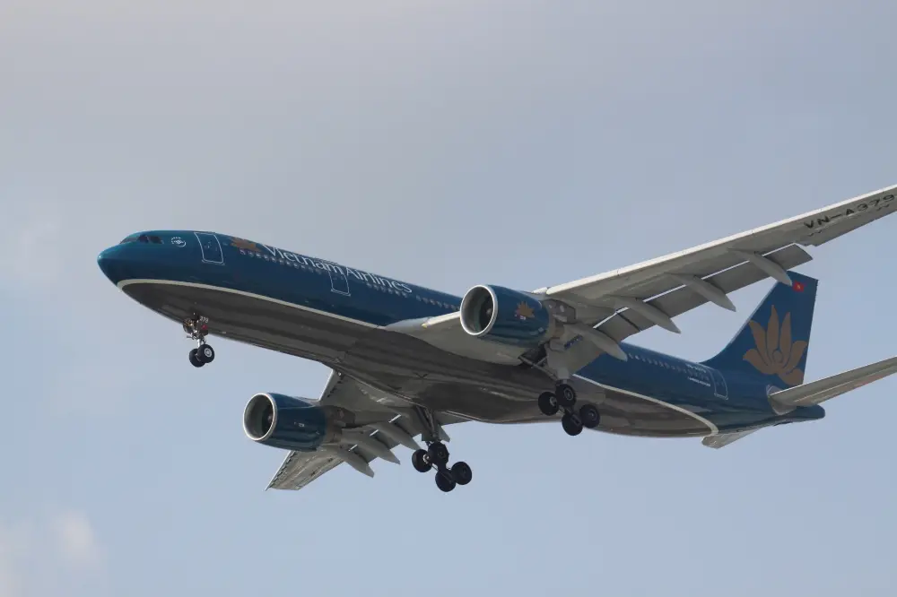Airbus A330 Vietnam Airlines trên sân đỗ - Sedan đón tại sảnh