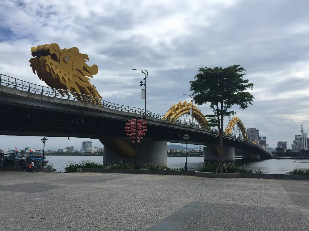 Đi bộ khám phá quanh Cầu Rồng tại Đà Nẵng