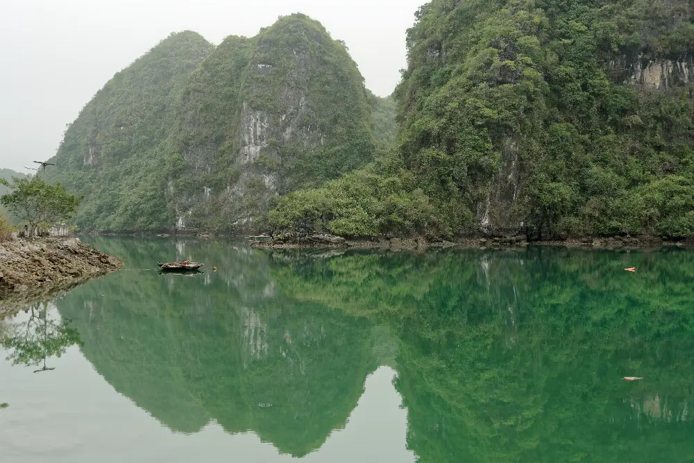Đi bộ khám phá quanh Đảo Cát Bà